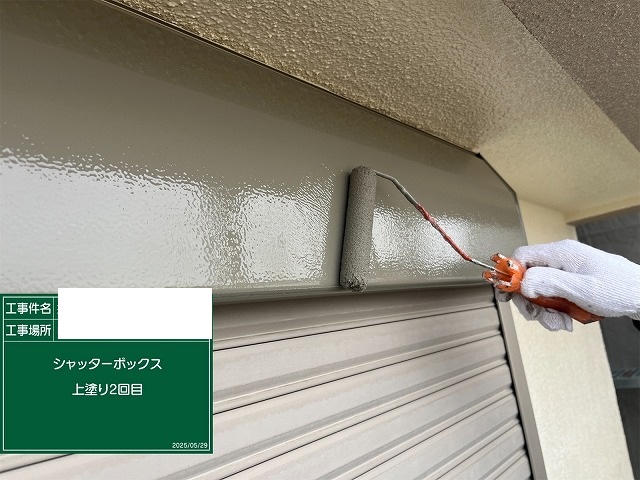 【大東市】外壁以外の雨樋やシャッターボックス等の上塗りをしました。上塗りをかけて付帯部塗装完成となります。